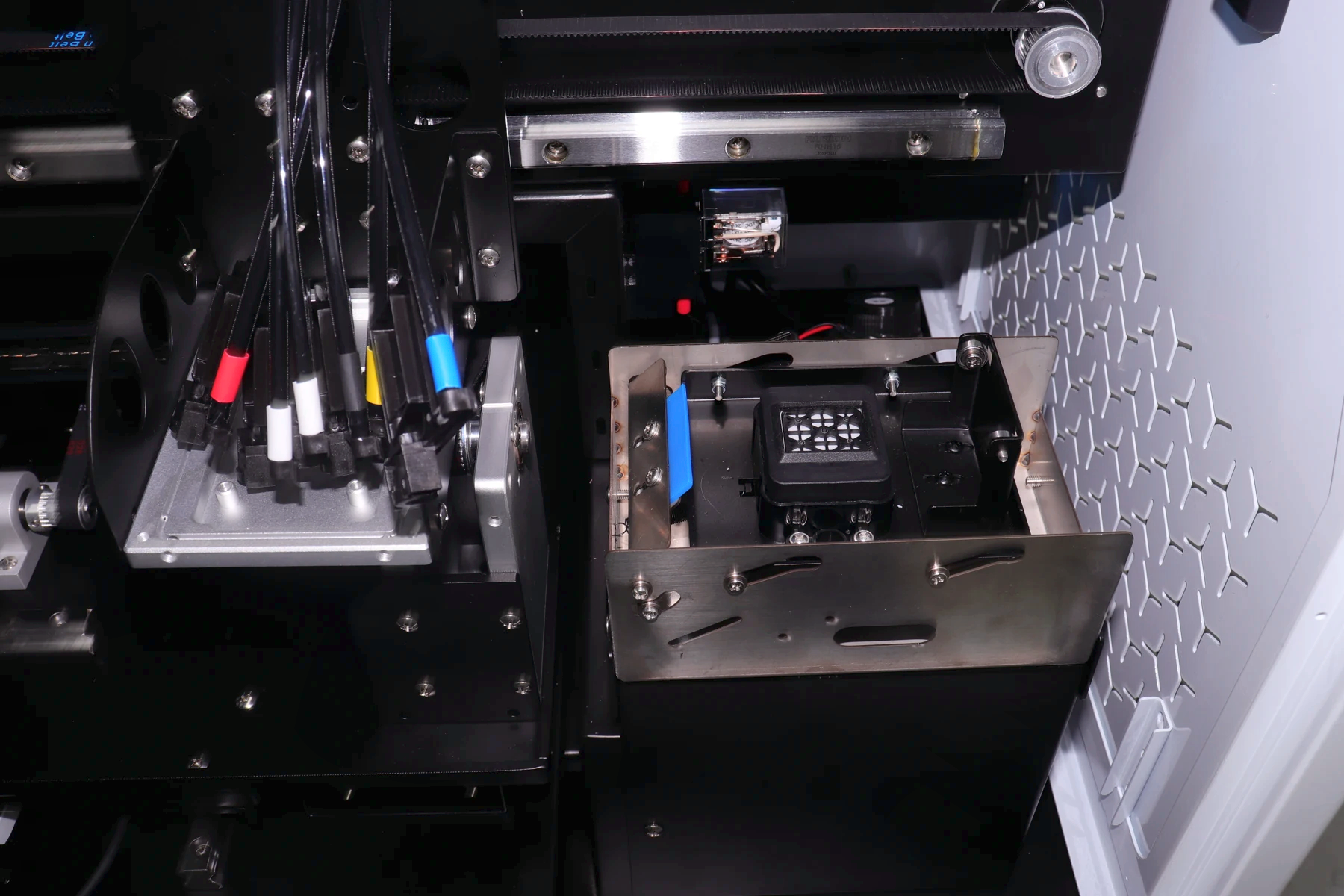 Holding and print assembly